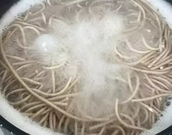火にかける前に『サラダ油』をプラス　乾麺のそばの仕上がりに驚き！【調理テク4選】