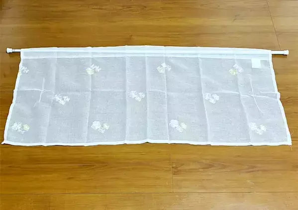 キッチン窓の上部に『つっぱり棒』を設置すると安心　快適さがアップする『生活の知恵』がこちら