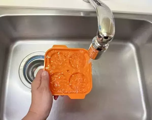 ダイソーの『アイストレー』で氷を作ると…？　出来栄えに「満足度高い！」