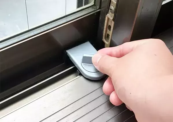 強盗犯の『窓からの侵入』をどう防ぐ？　100均グッズを活用した防犯対策に「頼もしくて感動」