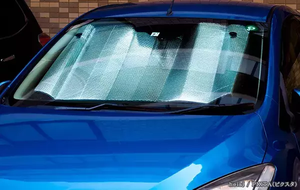 夏場の車、フロントガラスにサンシェードはつけた方がいい？　JAFが検証