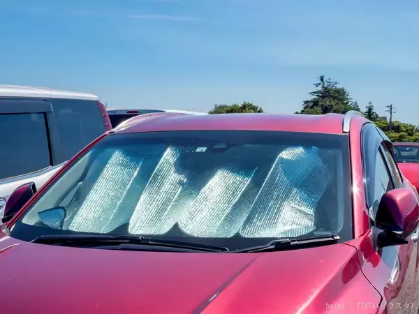 夏場の車、フロントガラスにサンシェードはつけた方がいい？　JAFが検証