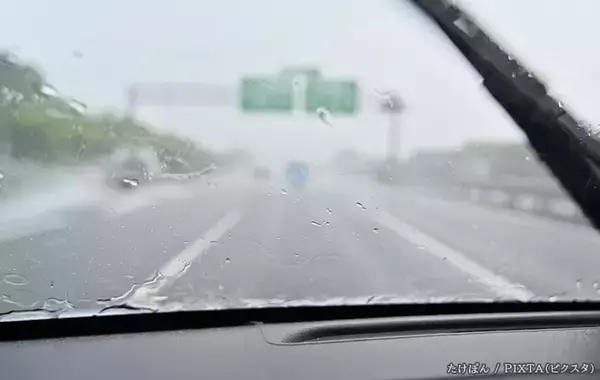 「冬じゃないのに…」　夏に車のフロントガラスが曇った時の対処法【JAFメディアワークス】