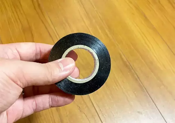 キャリーケースの車輪汚れ、いちいち拭くのが面倒　旅行前の『ひと工夫』で「掃除を省けた！」