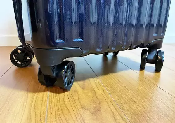 キャリーケースの車輪汚れ、いちいち拭くのが面倒　旅行前の『ひと工夫』で「掃除を省けた！」