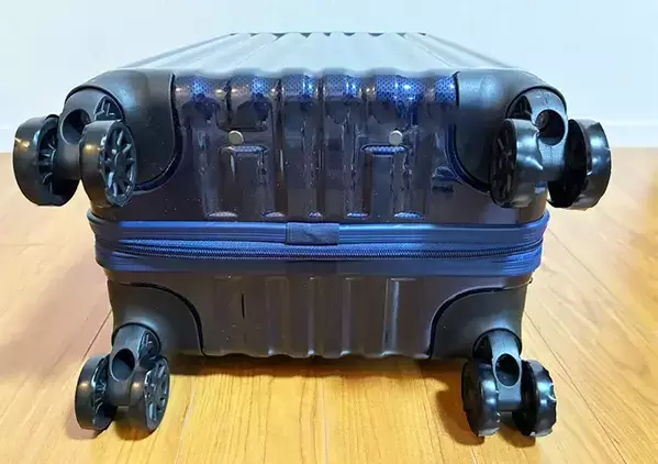 キャリーケースの車輪汚れ、いちいち拭くのが面倒　旅行前の『ひと工夫』で「掃除を省けた！」