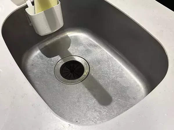 麦茶パック、使い終わっても捨てないで！　シンクで生かす『0円掃除術』が「夏に便利」