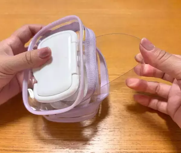 セリア『推し活ポーチ』を両面カット！　荷物がすっきりする意外な活用法が、こちら