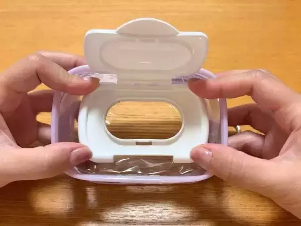 セリア『推し活ポーチ』を両面カット！　荷物がすっきりする意外な活用法が、こちら