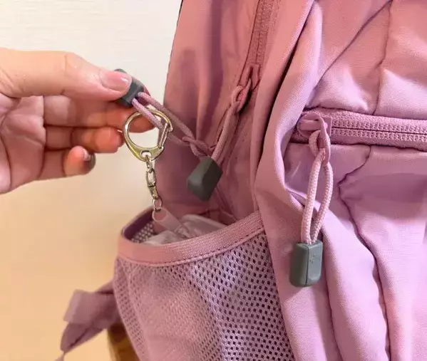 セリア『推し活ポーチ』を両面カット！　荷物がすっきりする意外な活用法が、こちら