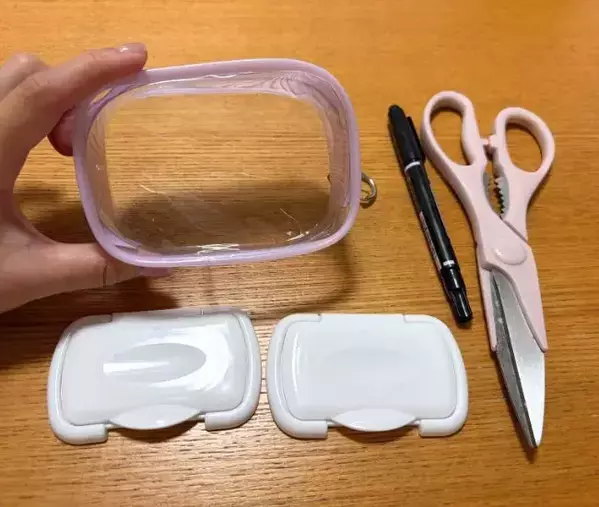セリア『推し活ポーチ』を両面カット！　荷物がすっきりする意外な活用法が、こちら