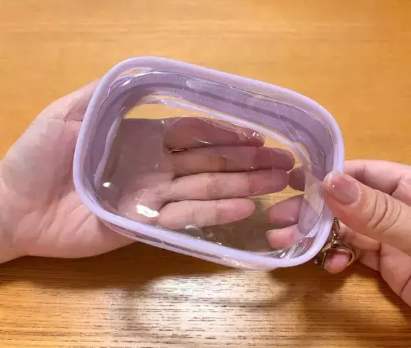 セリア『推し活ポーチ』を両面カット！　荷物がすっきりする意外な活用法が、こちら