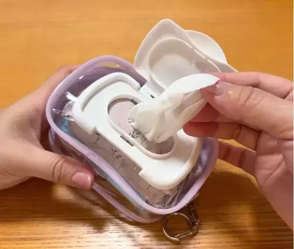 セリア『推し活ポーチ』を両面カット！　荷物がすっきりする意外な活用法が、こちら