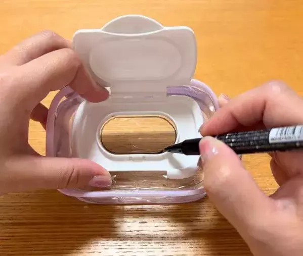セリア『推し活ポーチ』を両面カット！　荷物がすっきりする意外な活用法が、こちら