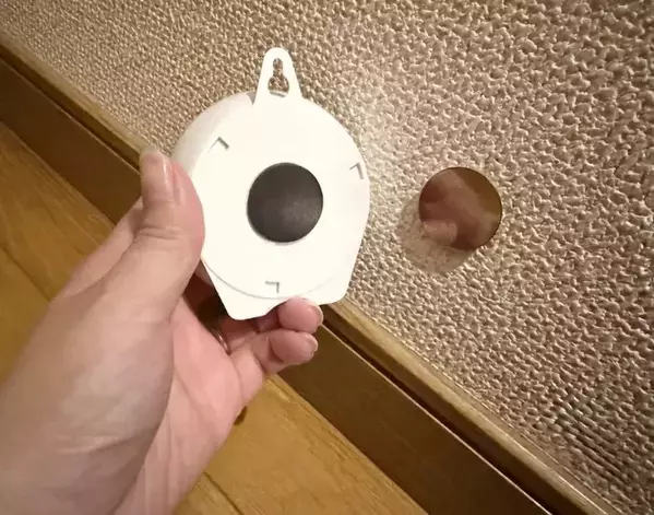 暗い玄関や廊下にペタリ！　キャンドゥで買って設置した440円のモノが…？