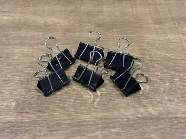 ダブルクリップを円形に並べて…　できたものがデスクで活躍！