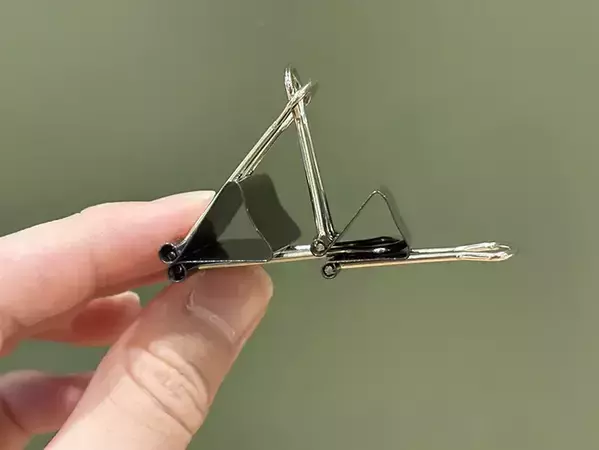 ダブルクリップを円形に並べて…　できたものがデスクで活躍！