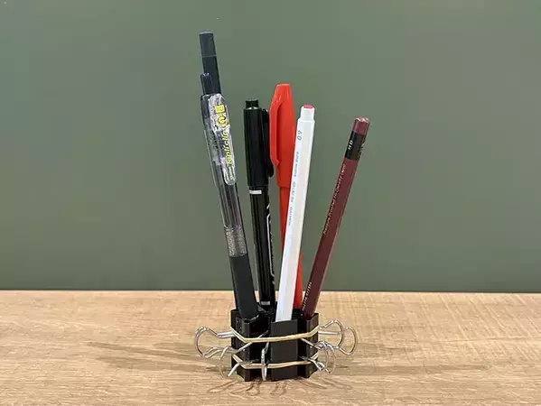 ダブルクリップを円形に並べて…　できたものがデスクで活躍！