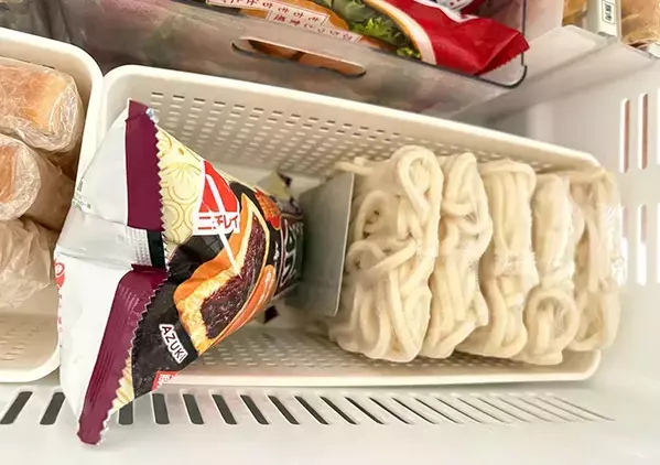 冷凍食品と保冷剤でパンパンな冷凍庫　整理のプロが収納すると【アイディア7選】