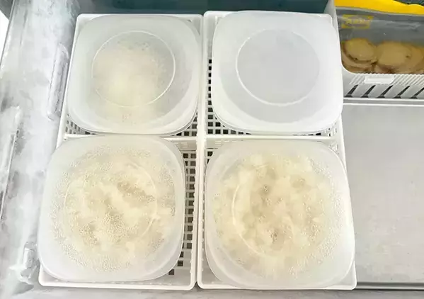 冷凍食品と保冷剤でパンパンな冷凍庫　整理のプロが収納すると【アイディア7選】