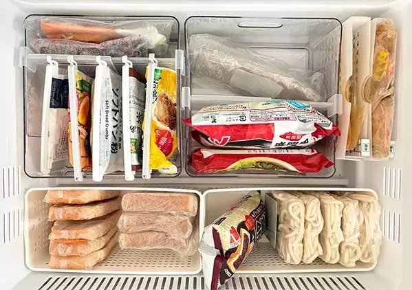 冷凍食品と保冷剤でパンパンな冷凍庫　整理のプロが収納すると【アイディア7選】