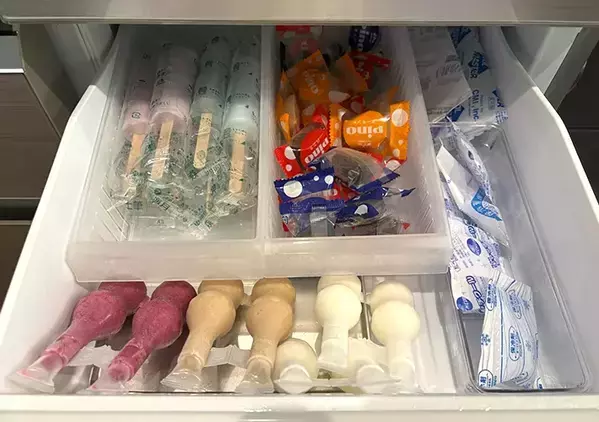 冷凍食品と保冷剤でパンパンな冷凍庫　整理のプロが収納すると【アイディア7選】