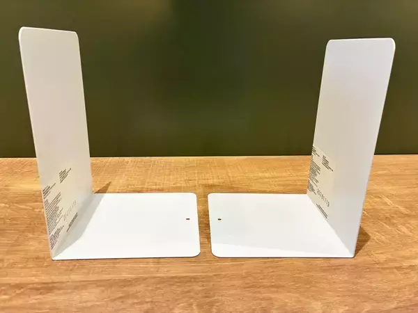 ドアポケットに『ブックエンド』を入れると…　収納力がアップする簡単テクに「これは助かる！」