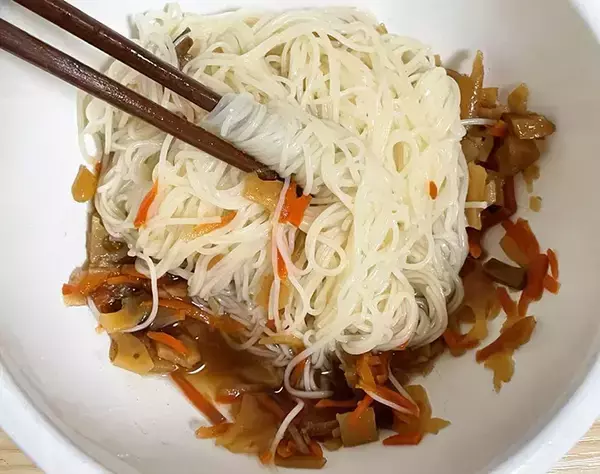 1袋混ぜるだけ！　そうめんのアレンジに「スルスル食べられる」「簡単にボリュームアップ」