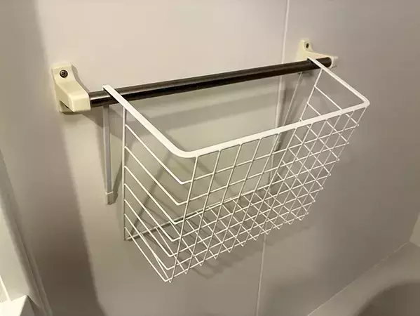 ダイソーの220円収納グッズが便利！　バスケット1つで、家中のデッドスペースを有効活用できた