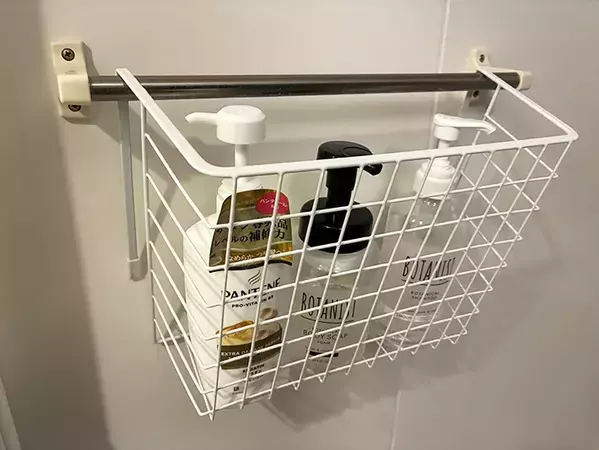 ダイソーの220円収納グッズが便利！　バスケット1つで、家中のデッドスペースを有効活用できた