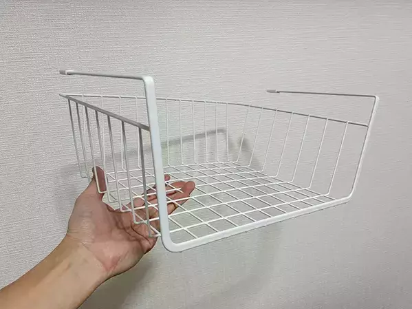ダイソーの220円収納グッズが便利！　バスケット1つで、家中のデッドスペースを有効活用できた