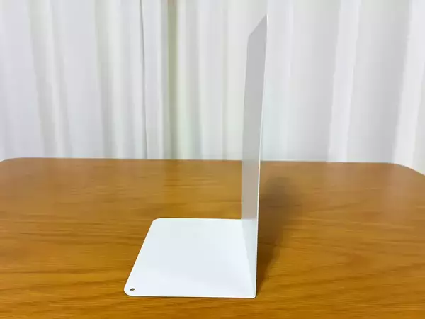 ブックエンドの『短い面』を差し込んでみて！　玄関の小物が片づく収納ワザが、こちら