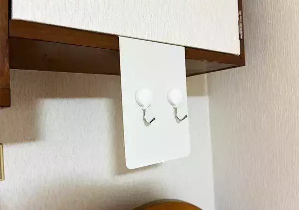 ブックエンドの『短い面』を差し込んでみて！　玄関の小物が片づく収納ワザが、こちら
