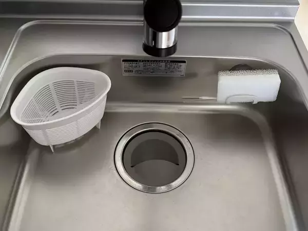 漂白剤を使う前に…　三角コーナーの黒ずみを落とす手順に「知らなかった」【ゴミ処理4選】