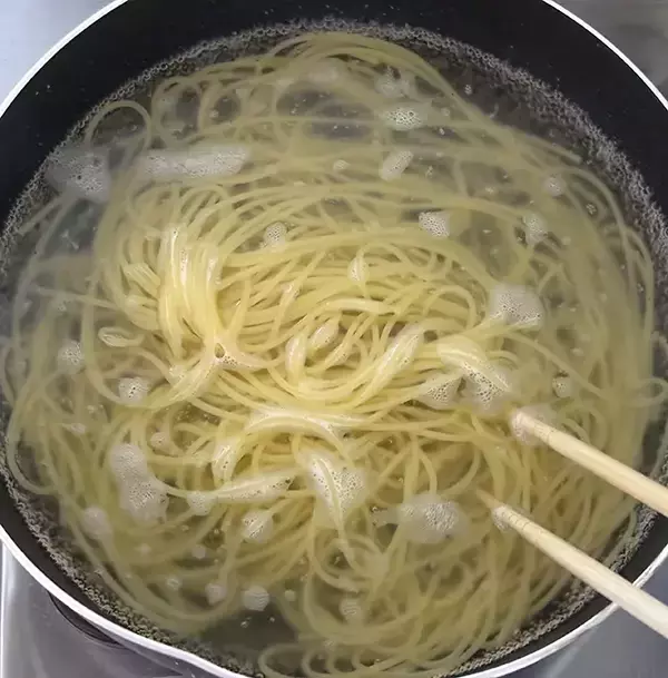 パスタを2時間水に浸けて放置！　できたものに「食感が変わった」「これからもやる」
