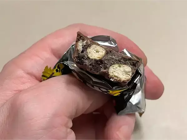 「日本人は当たり前に食べてるの？」　アメリカ人がコンビニで何度もリピートするチョコ菓子3選！