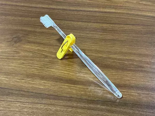 洗濯バサミが夏の旅行で役立つ！　持ち物ストレスを解消する2つの方法が「便利」