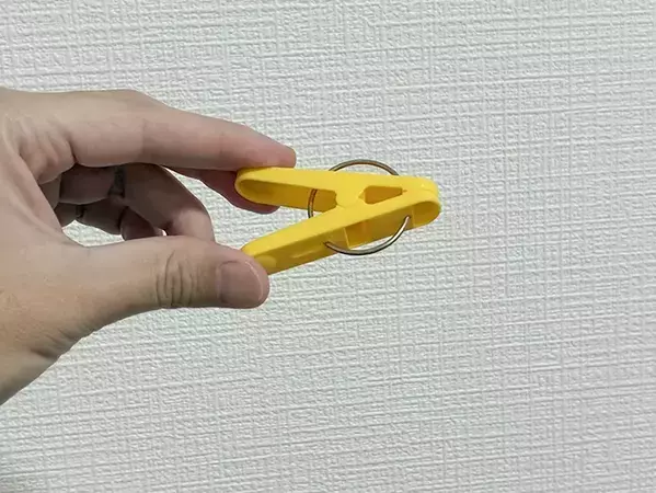 洗濯バサミが夏の旅行で役立つ！　持ち物ストレスを解消する2つの方法が「便利」