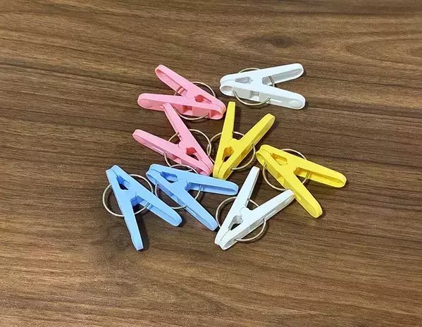 洗濯バサミが夏の旅行で役立つ！　持ち物ストレスを解消する2つの方法が「便利」