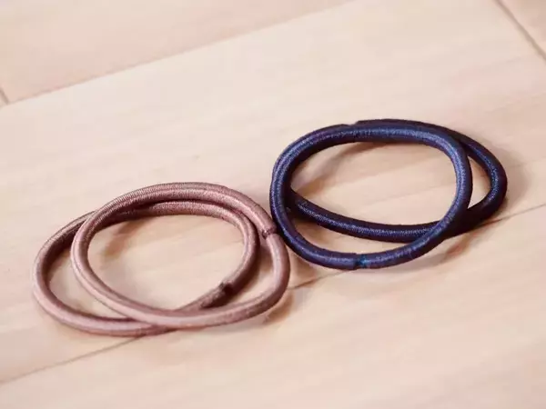 ウエストにヘアゴム『1本』引っかけて… 伸び縮みして履きやすくなる『裏ワザ』【再利用術4選】