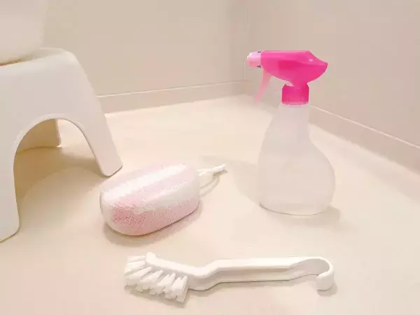 毎日掃除しても残る浴室の黒ずみ　原因にあわせた掃除のやり方とは【浴室掃除4選】