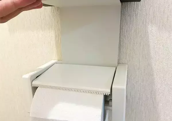 ブックエンドをホルダーの『つけ根』に差し込むと快適　狭いトイレが見違える裏技とは