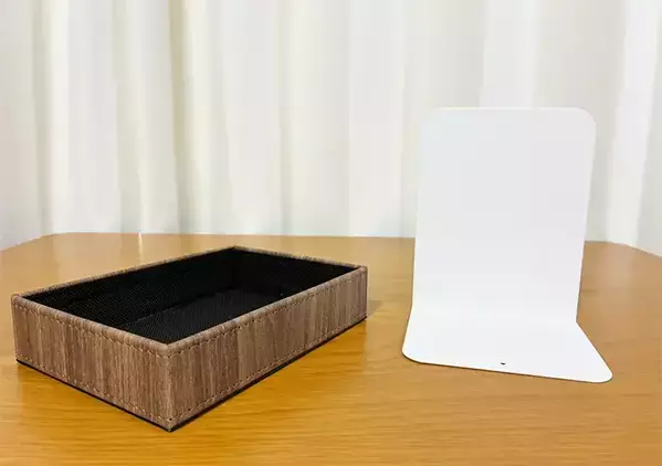 ブックエンドをホルダーの『つけ根』に差し込むと快適　狭いトイレが見違える裏技とは