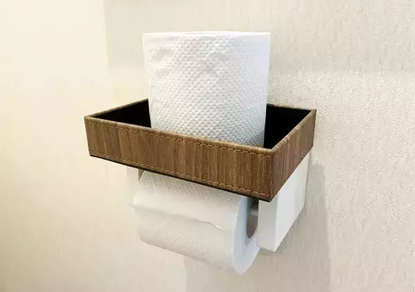 ブックエンドをホルダーの『つけ根』に差し込むと快適　狭いトイレが見違える裏技とは