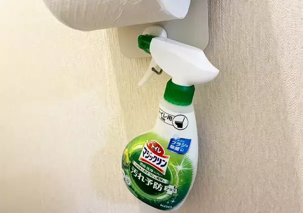 ブックエンドをホルダーの『つけ根』に差し込むと快適　狭いトイレが見違える裏技とは