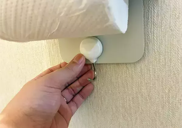 ブックエンドをホルダーの『つけ根』に差し込むと快適　狭いトイレが見違える裏技とは