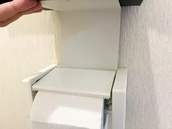 ブックエンドをホルダーの『つけ根』に差し込むと快適　狭いトイレが見違える裏技とは