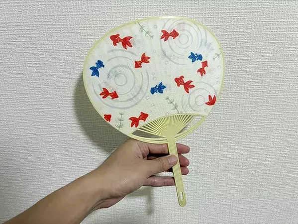 100均うちわを水で『10秒』濡らすだけ　夏に試すと「簡単に涼しくなった！」