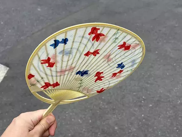 100均うちわを水で『10秒』濡らすだけ　夏に試すと「簡単に涼しくなった！」