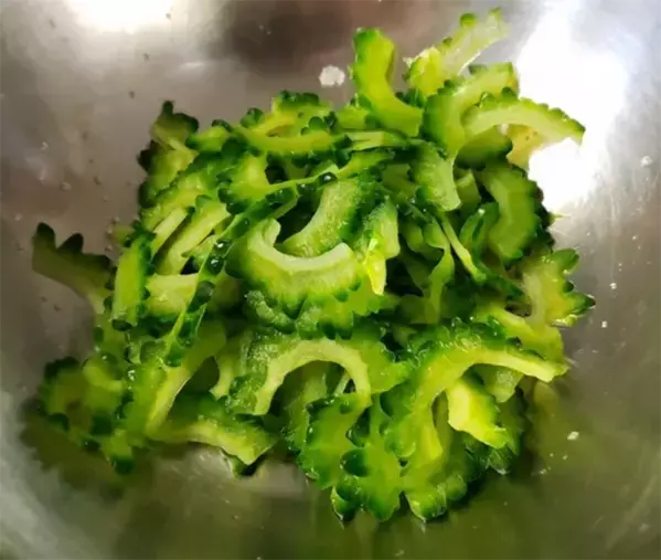 ゴーヤの苦み、我慢するしかない？　10分放置でOK！野菜のプロに聞いた『苦みを抑えるコツ』